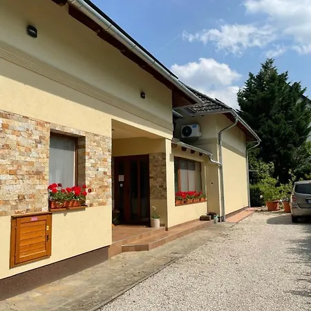 Haus - Podmaniczky Szallas, Bor, Balaton Δωμάτια σε οικογενειακή κατοικία Balatonföldvár